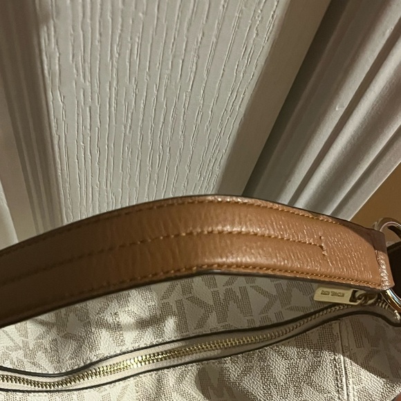 Michael Kors Cream Shoulder Bag - Picture 5 of 11